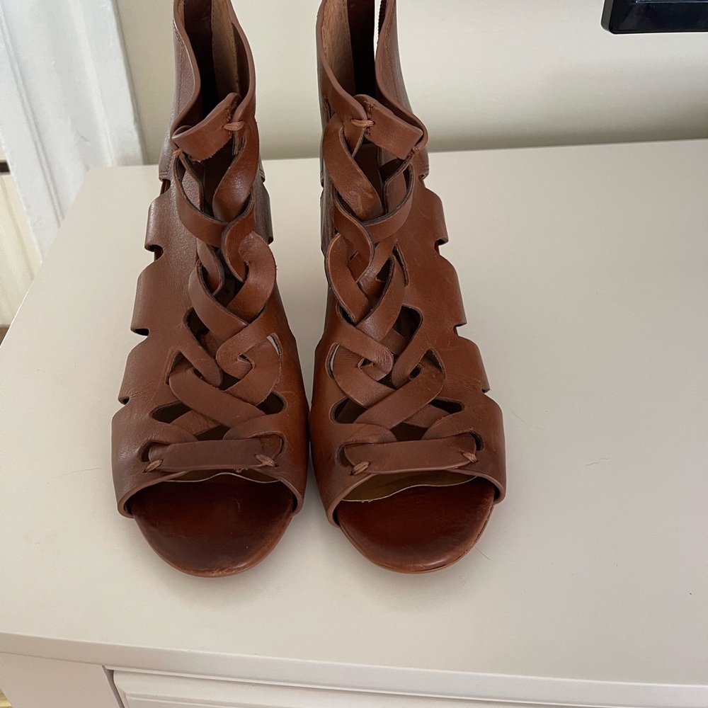 Zodiac brown leather sandals size 6.5.